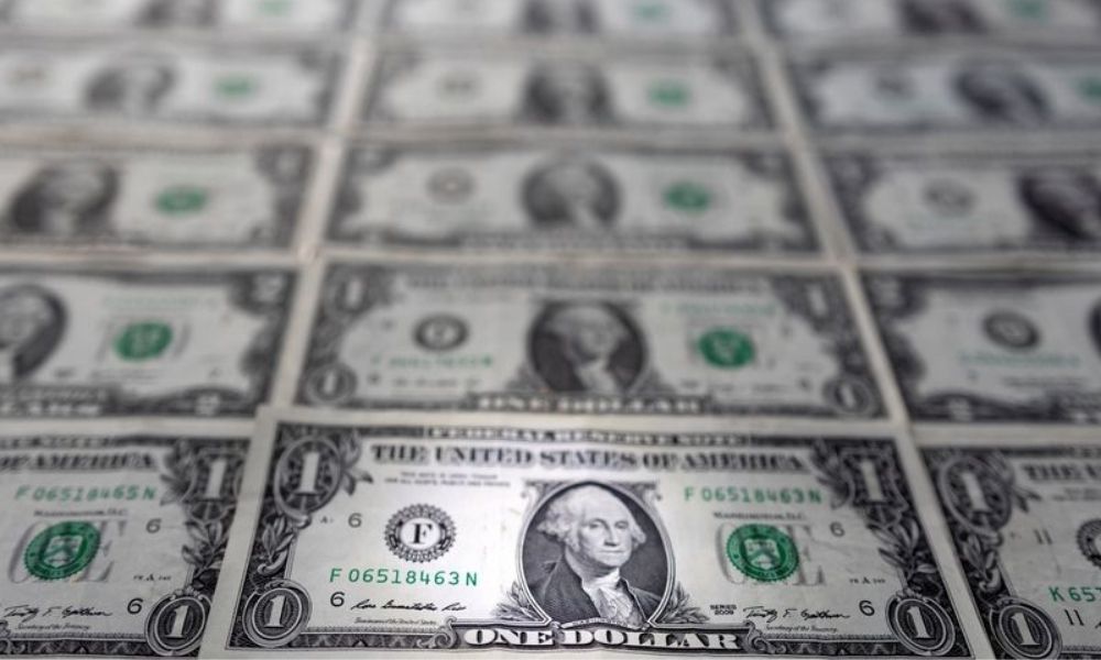 Column-Hedge funds go long dollars, curve steepeners before Fed lift-off: McGeever.